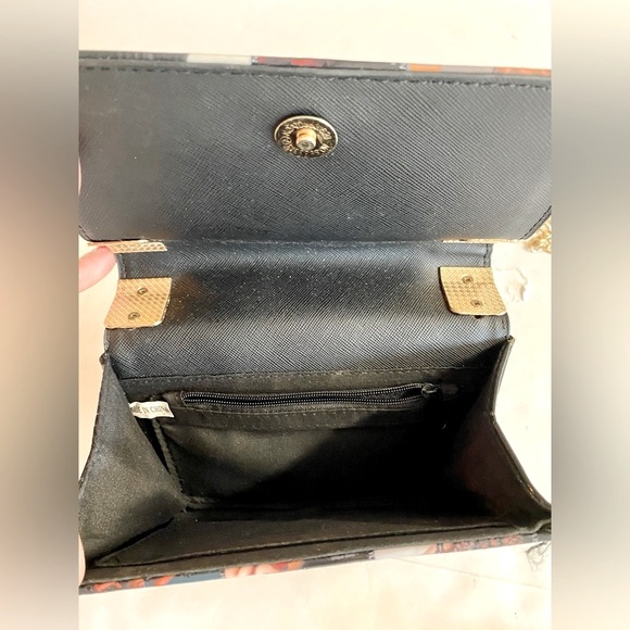 Unique Fashion and Style magazine crossbody bag with gold strap. - Picture 6 of 6